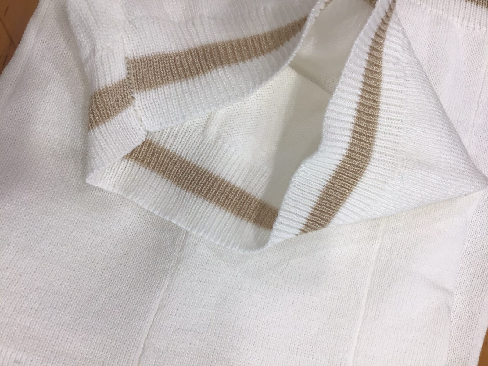Polo uomo Bolgi in maglia effetto seta color ghiaccio, con zip frontale e logo ricamato, indossata in look estivo elegante e moderno.