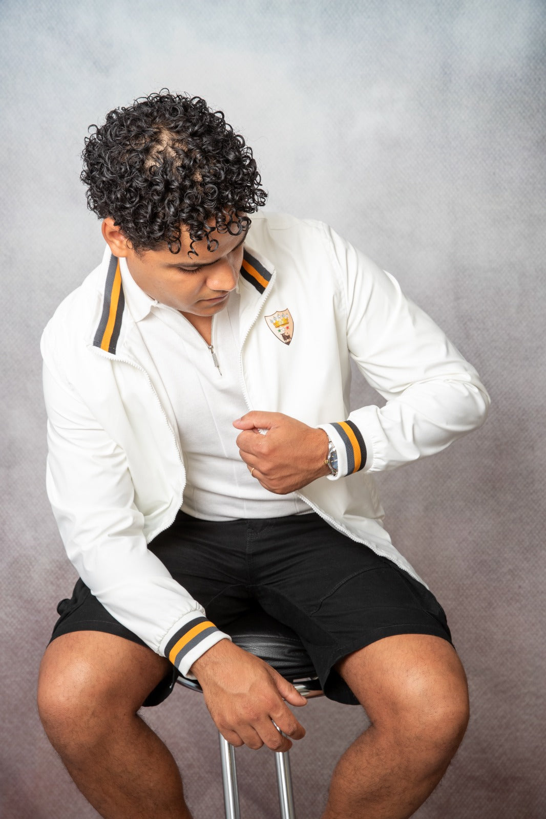 Giubbotto trench estivo da uomo Bolgi, bianco con colletto alto e dettagli a righe, indossato su outfit casual.