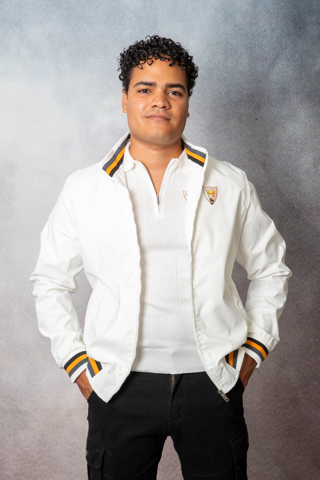 Giubbotto trench estivo da uomo Bolgi, bianco con colletto alto e dettagli a righe, indossato su outfit casual.