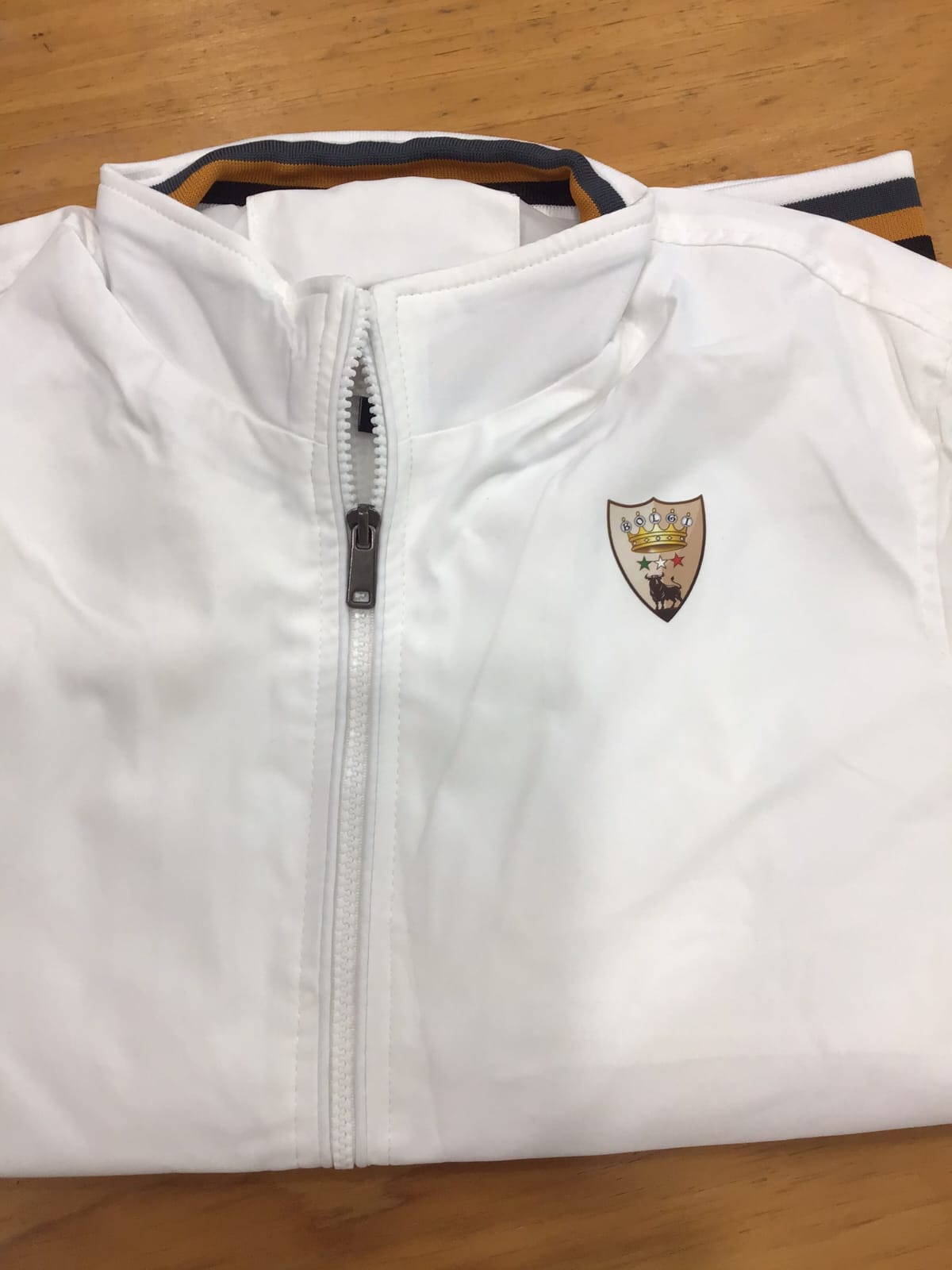 Giubbotto trench estivo da uomo Bolgi, bianco con colletto alto e dettagli a righe, indossato su outfit casual.