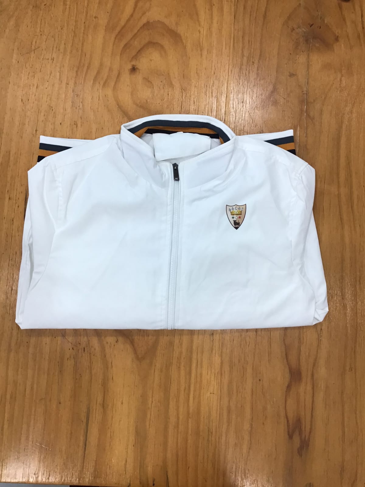 Giubbotto trench estivo da uomo Bolgi, bianco con colletto alto e dettagli a righe, indossato su outfit casual.