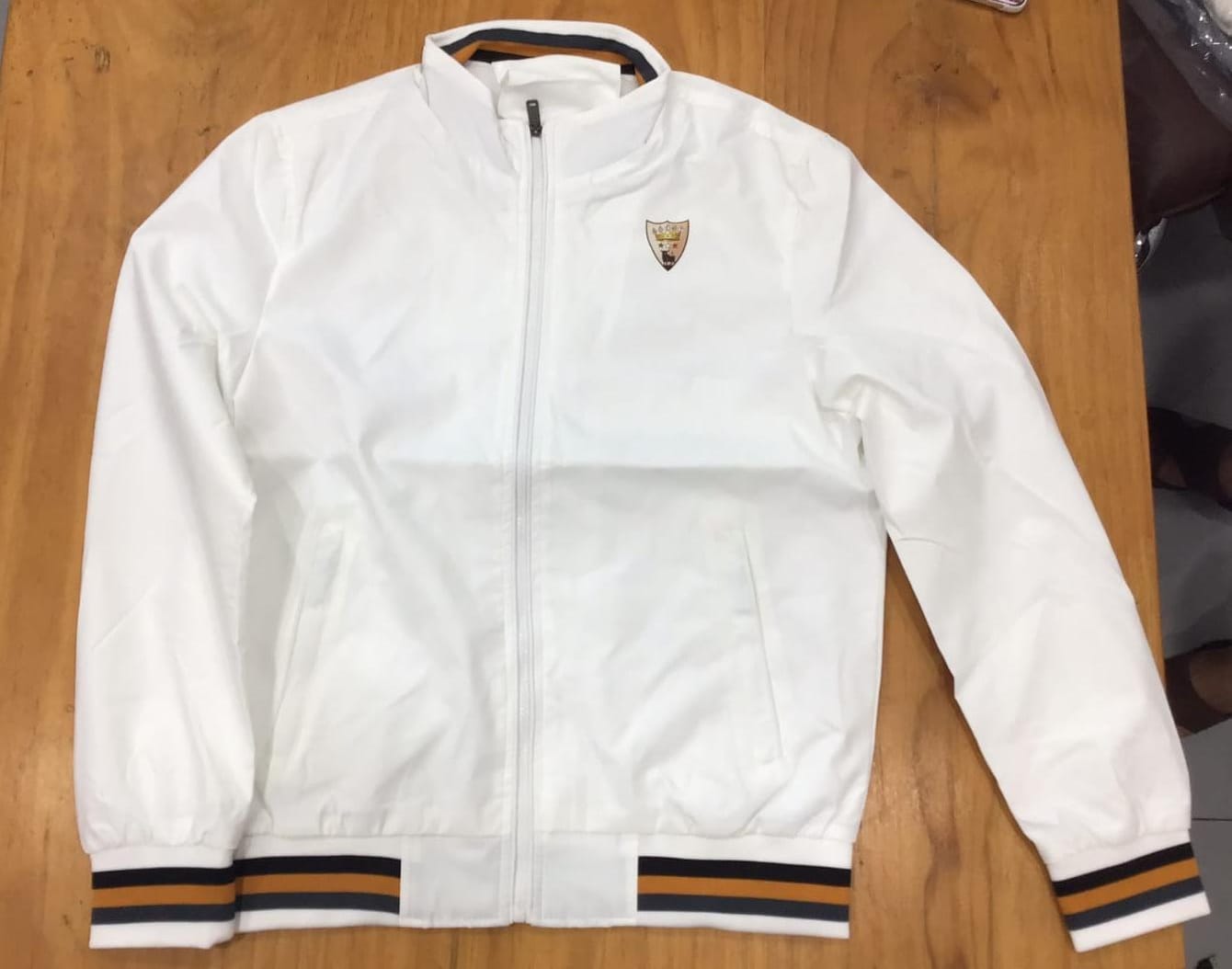 Giubbotto trench estivo da uomo Bolgi, bianco con colletto alto e dettagli a righe, indossato su outfit casual.