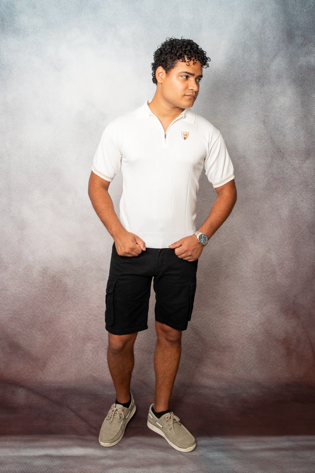 Polo uomo Bolgi in maglia effetto seta color ghiaccio, con zip frontale e logo ricamato, indossata in look estivo elegante e moderno.