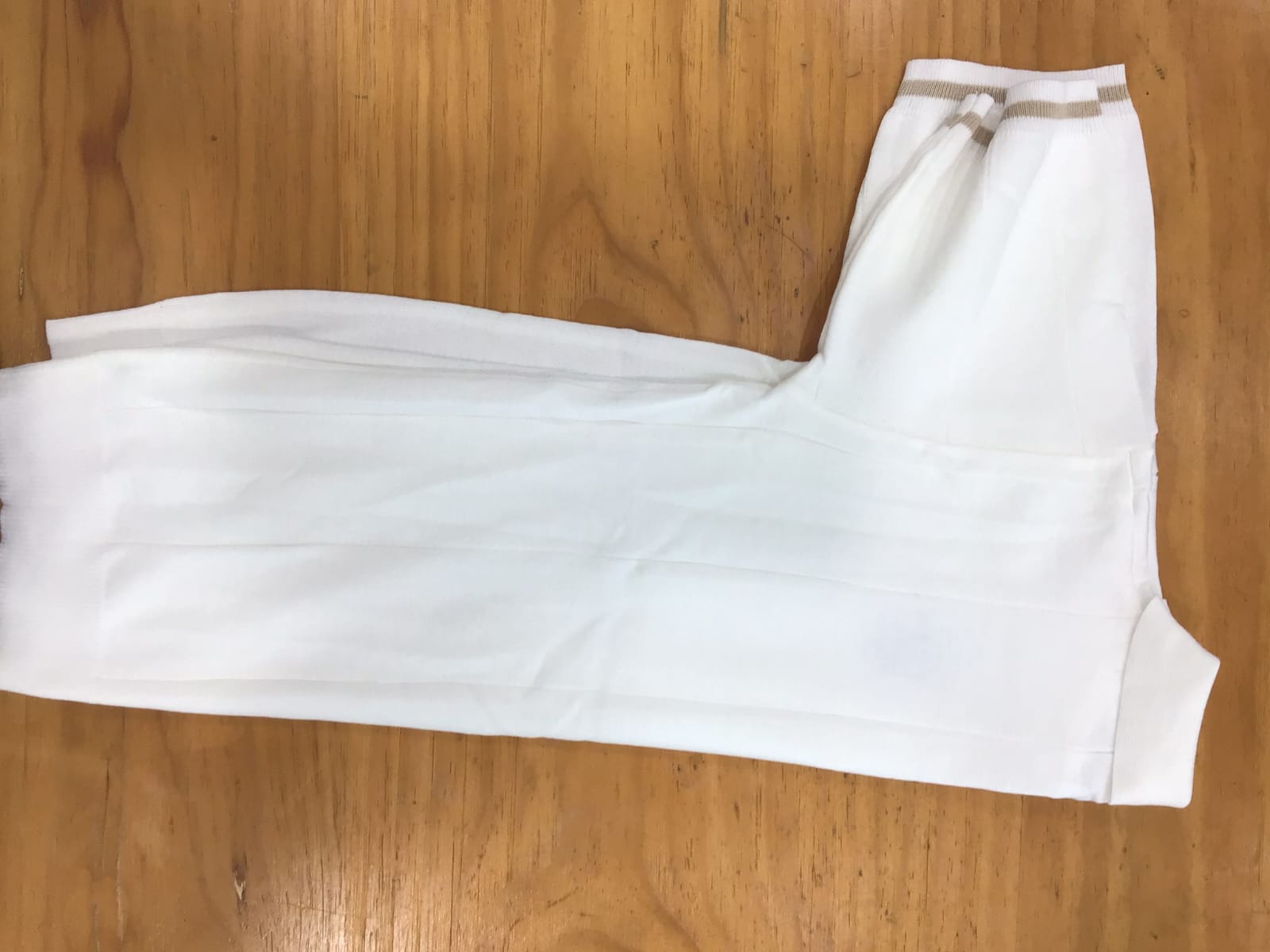 Polo uomo Bolgi in maglia effetto seta color ghiaccio, con zip frontale e logo ricamato, indossata in look estivo elegante e moderno.