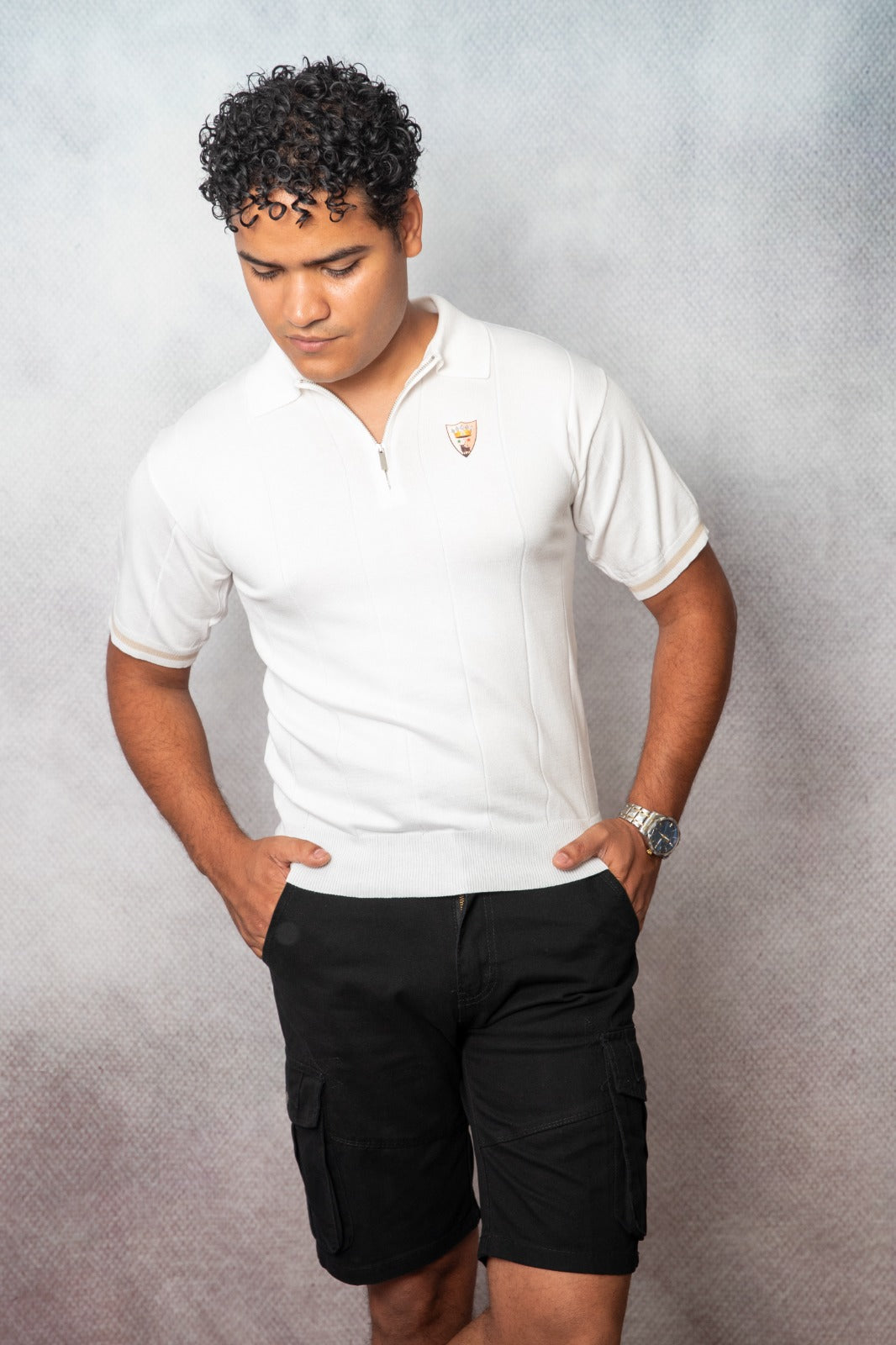 Polo uomo Bolgi in maglia effetto seta color ghiaccio, con zip frontale e logo ricamato, indossata in look estivo elegante e moderno.