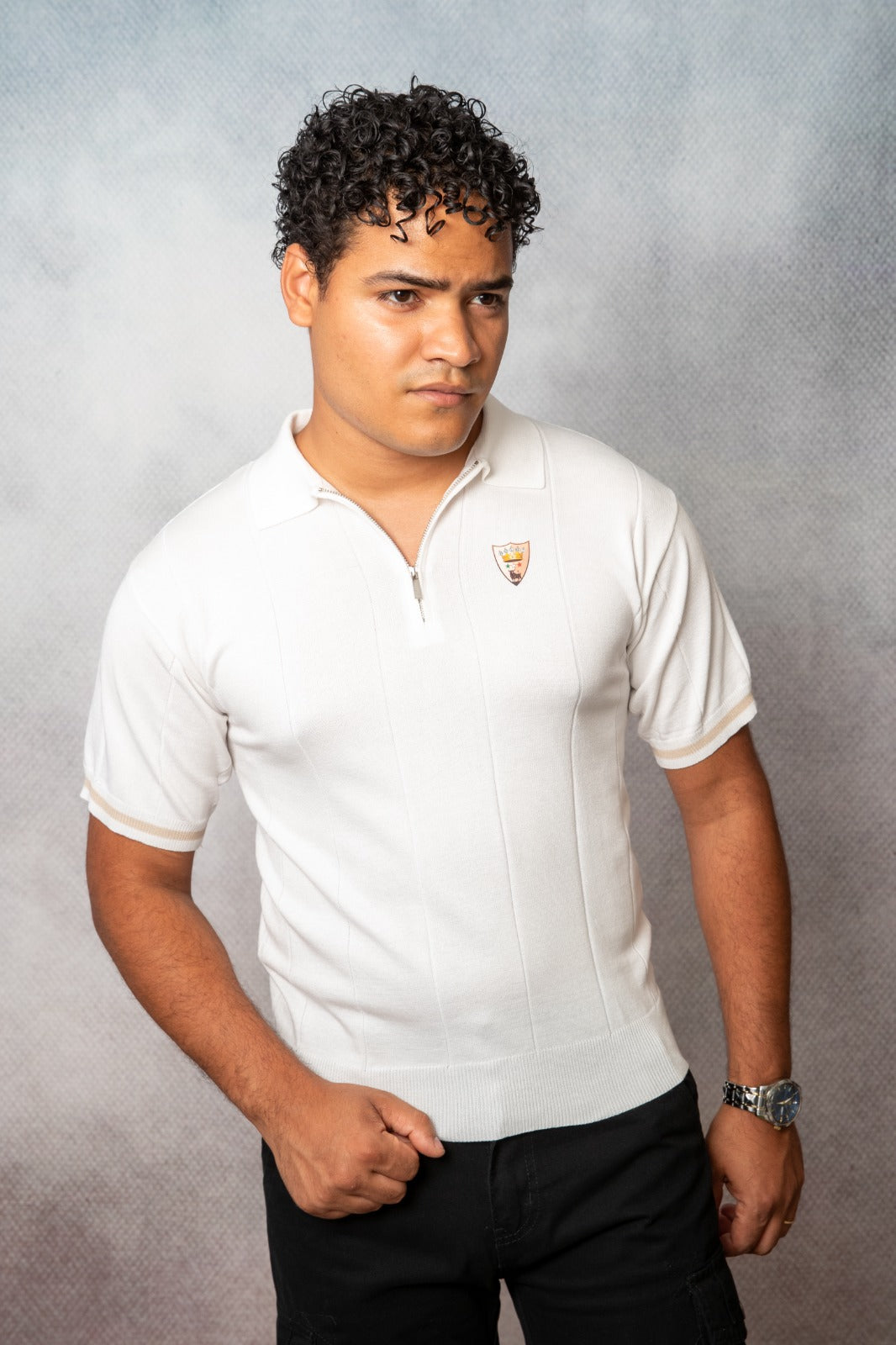 Polo uomo Bolgi in maglia effetto seta color ghiaccio, con zip frontale e logo ricamato, indossata in look estivo elegante e moderno.